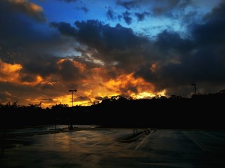 Naklejka premium Fuego en el cielo