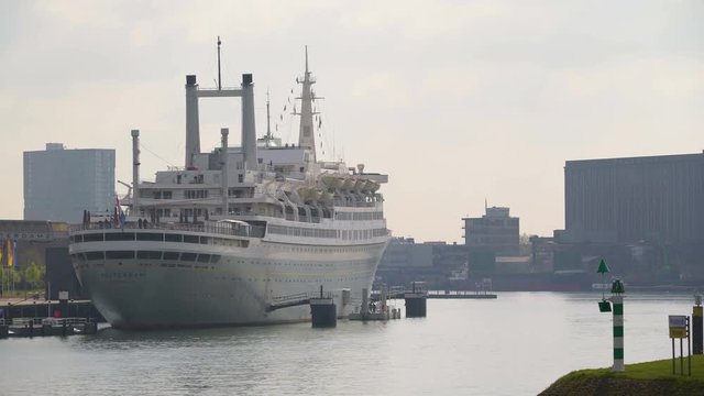 2011_A_huge_passenger_ship_docking_on_the_port_of_Rotterdam.mov