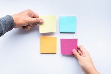 Obraz premium Male and female hand with notepaper color background.business brainstorming and creativity idea concept