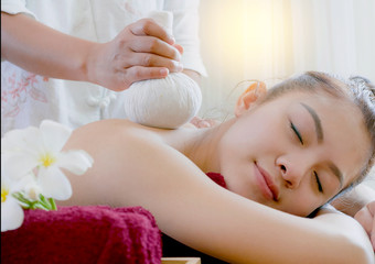 Obraz na płótnie Canvas woman getting thai herbal compress massage in spa