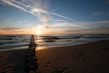 Fußspuren im Sonnenuntergang am Meer