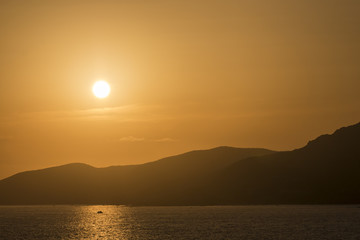 Naklejka premium Ein Sonnenuntergang über der Küste am Mittelmeer