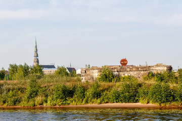 Obraz premium Riga old town panoramic view Peter's Church railroad bridge