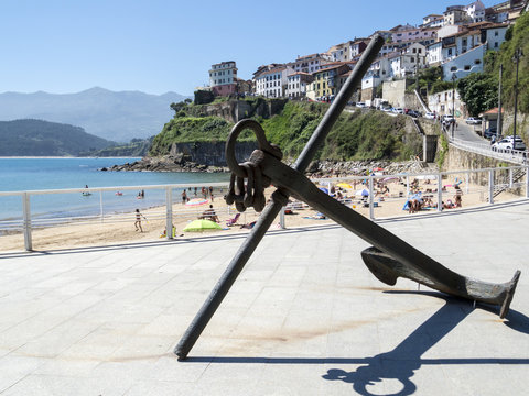 Vistas de Lastres y su playa junto a un ancla antiguo,Asturias,Espa&ntilde;a