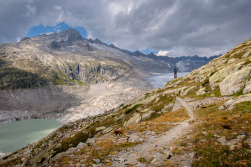 Wanderer vor der Kulisse des Rhonegletschers