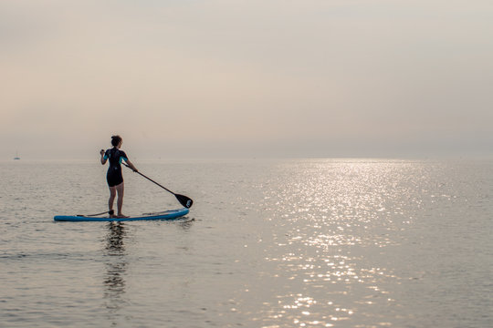 Stand Up Paddling ( SUP ) auf der Ostsee im Sonnenuntergang