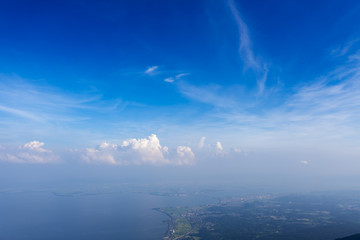 Obraz premium 琵琶湖と夏の青空