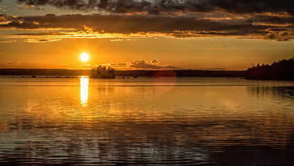 Naklejka premium Closeup to Swedish lake sunset in summer time