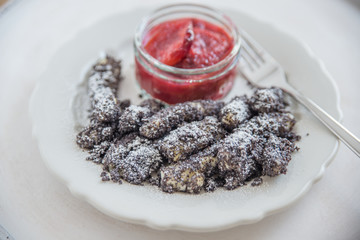 Mohnnudeln mit Zwetschgenröster