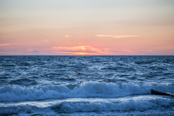 Sonnenuntergang an der bewegten Ostsee