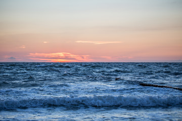 Sonnenuntergang an der bewegten Ostsee