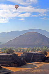 Fototapeta na wymiar Pyramid of the Sun, Teotihuacan, Mexico 
