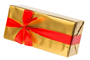 paquet cadeau doré avec ruban rouge, fond blanc 