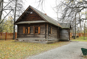 Fototapeta na wymiar Старинный деревянный дом