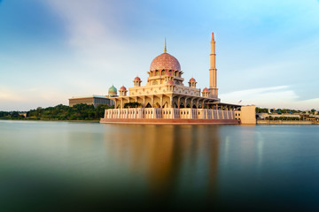 Fototapeta na wymiar Malaysia., Putra mosque during sunset sky, Putrajaya