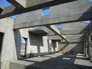 建築途中の鉄筋ビル