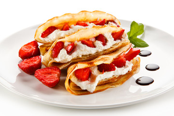 Pancakes with strawberries and creme