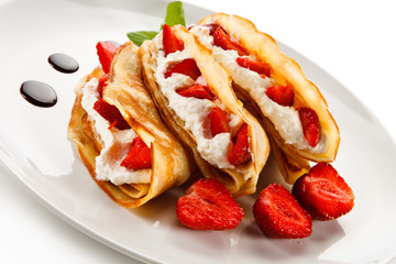 Pancakes with strawberries and creme