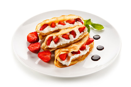 Pancakes with strawberries and creme