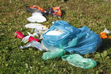 Müll auf einer Wiese nach einer Party