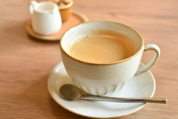 アイボリーのカップに入ったクレマがあるコーヒー