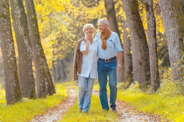 Älteres Paar macht Spaziergang im Wald