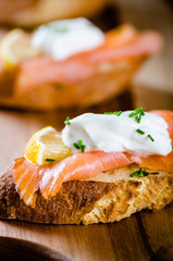 smoked salmon on toasted bread