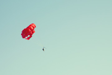 Two people fly on a parachute in the sky
