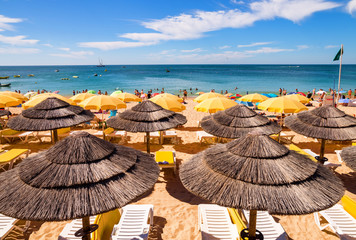 drapeau vert et parasols sur la plage