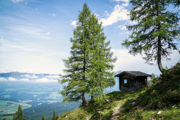 Fototapeta na wymiar Holzhütte in den Bergen - Hintergrund