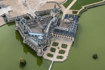 Vue aérienne du château de Chantilly dans l'Oise en France