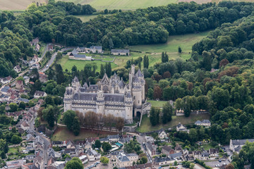 Obraz premium Vue aérienne du Château de Pierrefond - 60 - restauré par Viollet le Duc