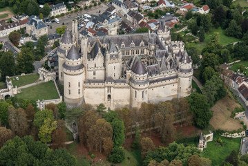 Fototapeta na wymiar Vue aérienne du Château de Pierrefond - 60 - restauré par Viollet le Duc