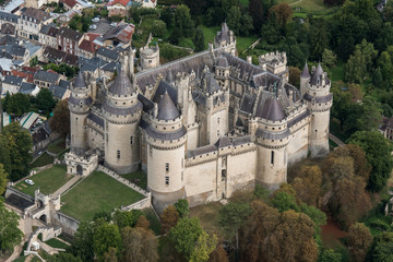 Fototapeta na wymiar Vue aérienne du Château de Pierrefond - 60 - restauré par Viollet le Duc
