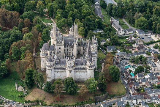 Vue a&eacute;rienne du Ch&acirc;teau de Pierrefond - 60 - restaur&eacute; par Viollet le Duc