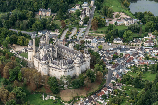 Vue a&eacute;rienne du Ch&acirc;teau de Pierrefond - 60 - restaur&eacute; par Viollet le Duc