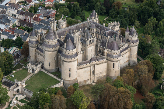 Vue a&eacute;rienne du Ch&acirc;teau de Pierrefond - 60 - restaur&eacute; par Viollet le Duc