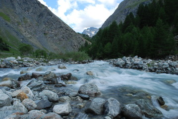 Ruisseau dans les Alpes en pose longue