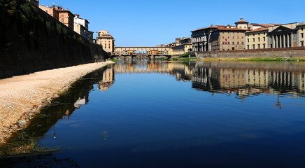 Fototapeta na wymiar Old Bridge (Palazzo Vecchio) in Florence as seen from Arno river, Italy.