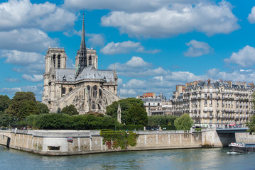 Fototapeta na wymiar Paris, Notre-Dame cathedral in the ile de la Cite, sunny day