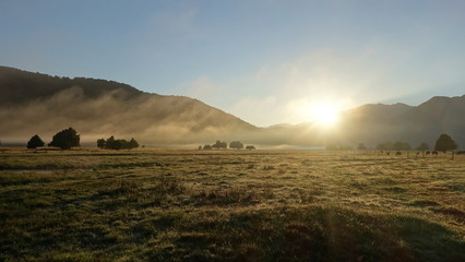 Lever de soleil dans la campagne du lac matheson, Nouvelle Zelande