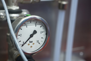 Indicator of tire pressure at a car repair station. Technical background for the site and the booklet.