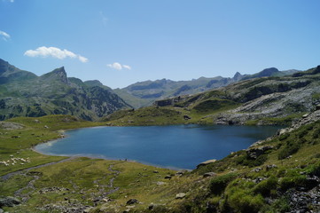 Fototapeta na wymiar Pyrénées, lac, Gabas ciel, pic, refuges, vaches, animaux, amou