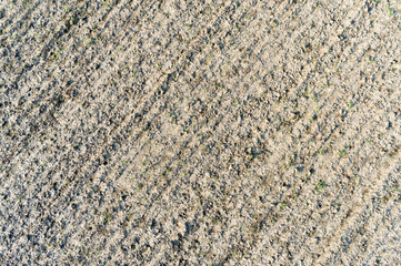 Luftaufnahme - Reifenspuren im Acker