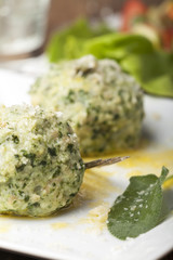 Südtiroler Spinatknödel in butter