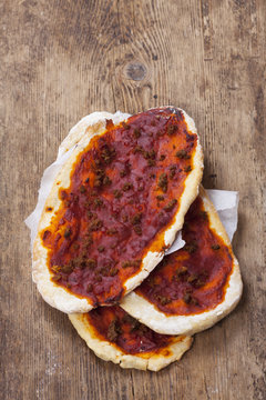 Lahmacun auf einem Holzbrett