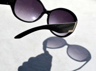 Sonnenbrille wirft Schatten