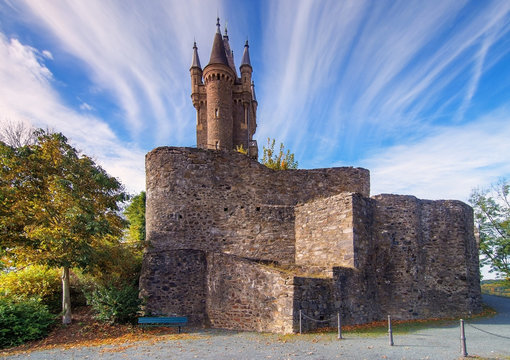 Burg Festung mit Turm alt und historisch im Herbst. Himmel blau mit Wolke im Hintergrund