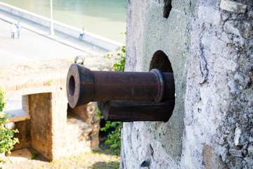 Kanone in Festung zur Verteidigung am Meer