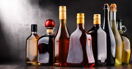 Crédence de cuisine en verre imprimé Bar Bottles of assorted alcoholic beverages